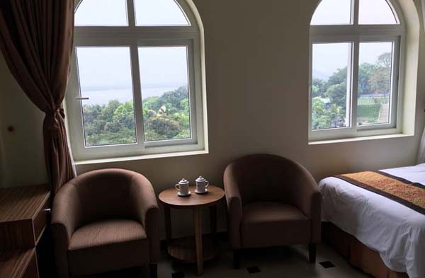 Khung cảnh tuyệt đẹp nhìn ra hồ từ phòng nghỉ tại Hồ Núi Cốc Plaza, một trong những khách sạn có view đẹp ở Thái Nguyên.