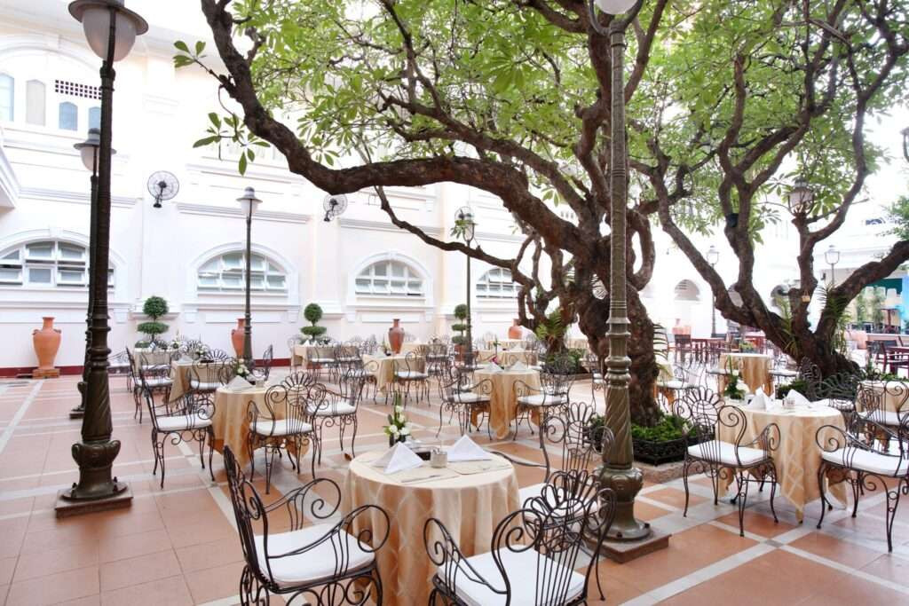 Khuôn viên nhà hàng ngoài trời với phong cách Paris tại Continental Saigon, một điểm nhấn ẩm thực của khách sạn 5 sao ở Sài Gòn.