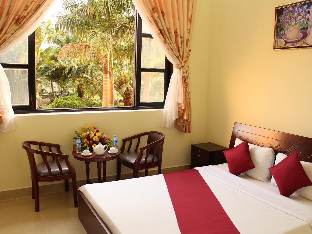 Khuôn viên xanh mát của Cửu Long - Phú Quốc Resort, mang đến trải nghiệm lưu trú giá rẻ tại đảo Ngọc