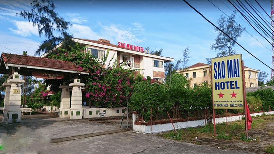Khuôn viên xanh mát và rộng rãi tại Khách sạn Sao Mai Thiên Cầm