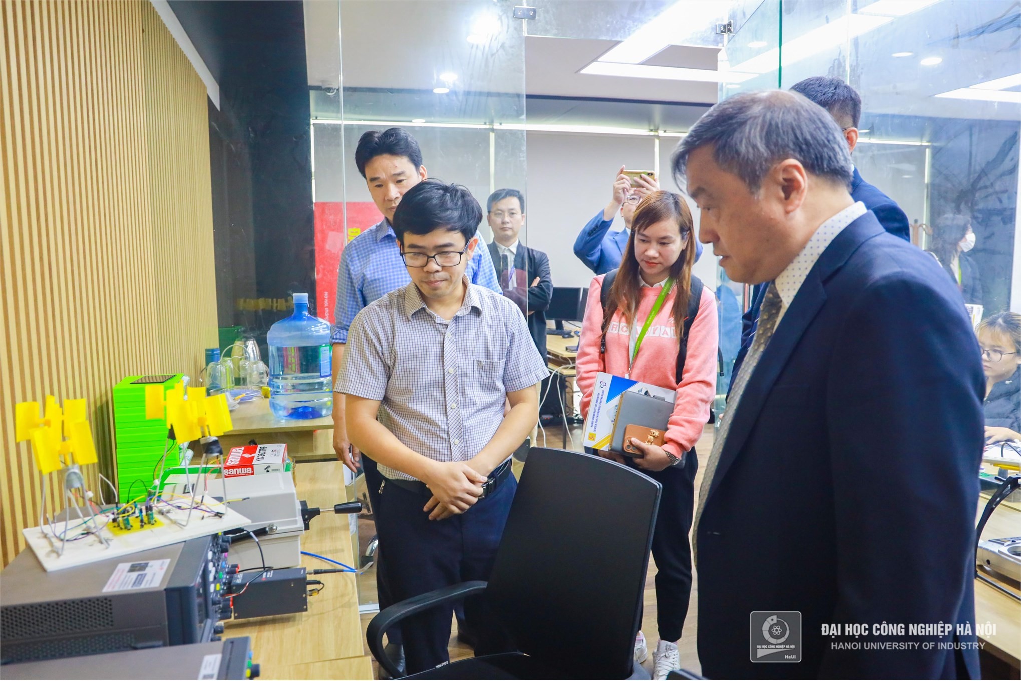 Làm việc với Công ty TNHH Arcadyan Technology Việt Nam, đẩy mạnh hợp tác giữa Nhà trường và Doanh nghiệp