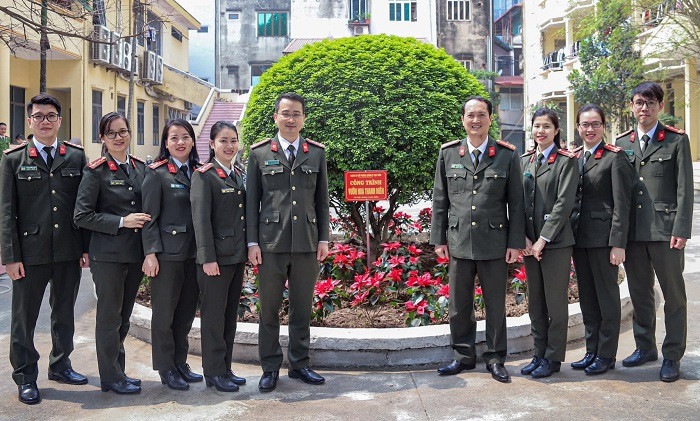 Lãnh đạo và đoàn viên, thanh niên Phòng Quản lý học viên chụp ảnh lưu niệm tại Công trình vườn hoa thanh niên trạng nguyên