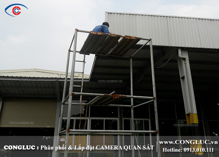 Kỹ thuật Camera Cộng Lực đang thực hiện lắp đặt những chiếc camera bên ngoài nhà xưởng của CÔNG TY TNHH HANMIFLEXIBLE VINA HẢI PHÒNG