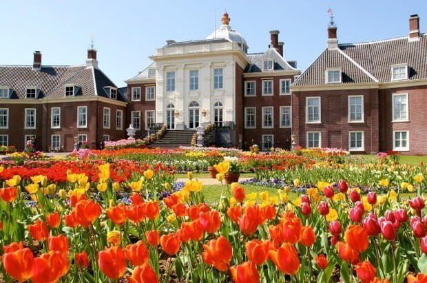 Lâu đài cổ kính được bao quanh bởi vườn hoa tulip đầy màu sắc tại Huis Ten Bosch.