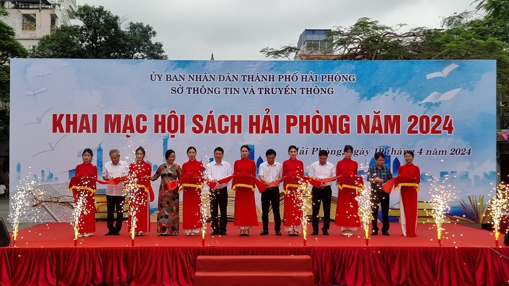 Các đại biểu cắt băng khai mạc hội sách