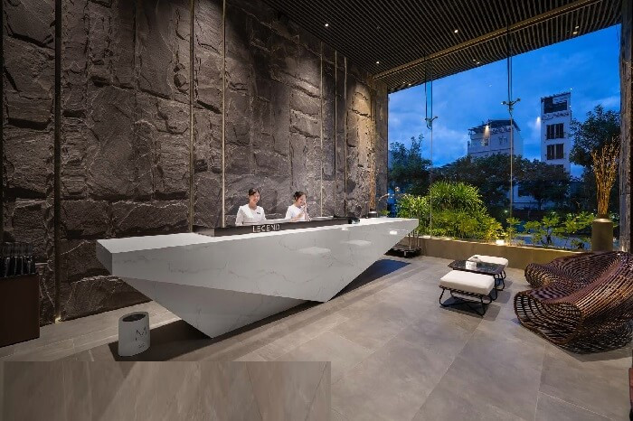Legend Boutique Hotel, một không gian sang trọng, ấm cúng với tone màu xám tinh tế.