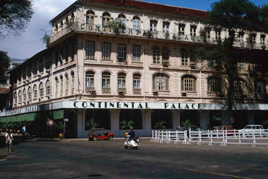 Lối kiến trúc Pháp cổ điển tại Hotel Continental Saigon, tạo nên vẻ thanh lịch độc đáo cho khách sạn 5 sao ở Sài Gòn này.