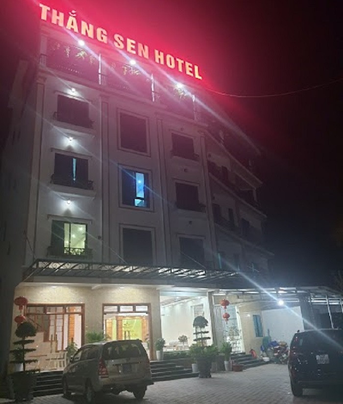 Lối vào của Thắng Sen Hotel Na Hang, nổi bật với không gian xanh mát và thân thiện