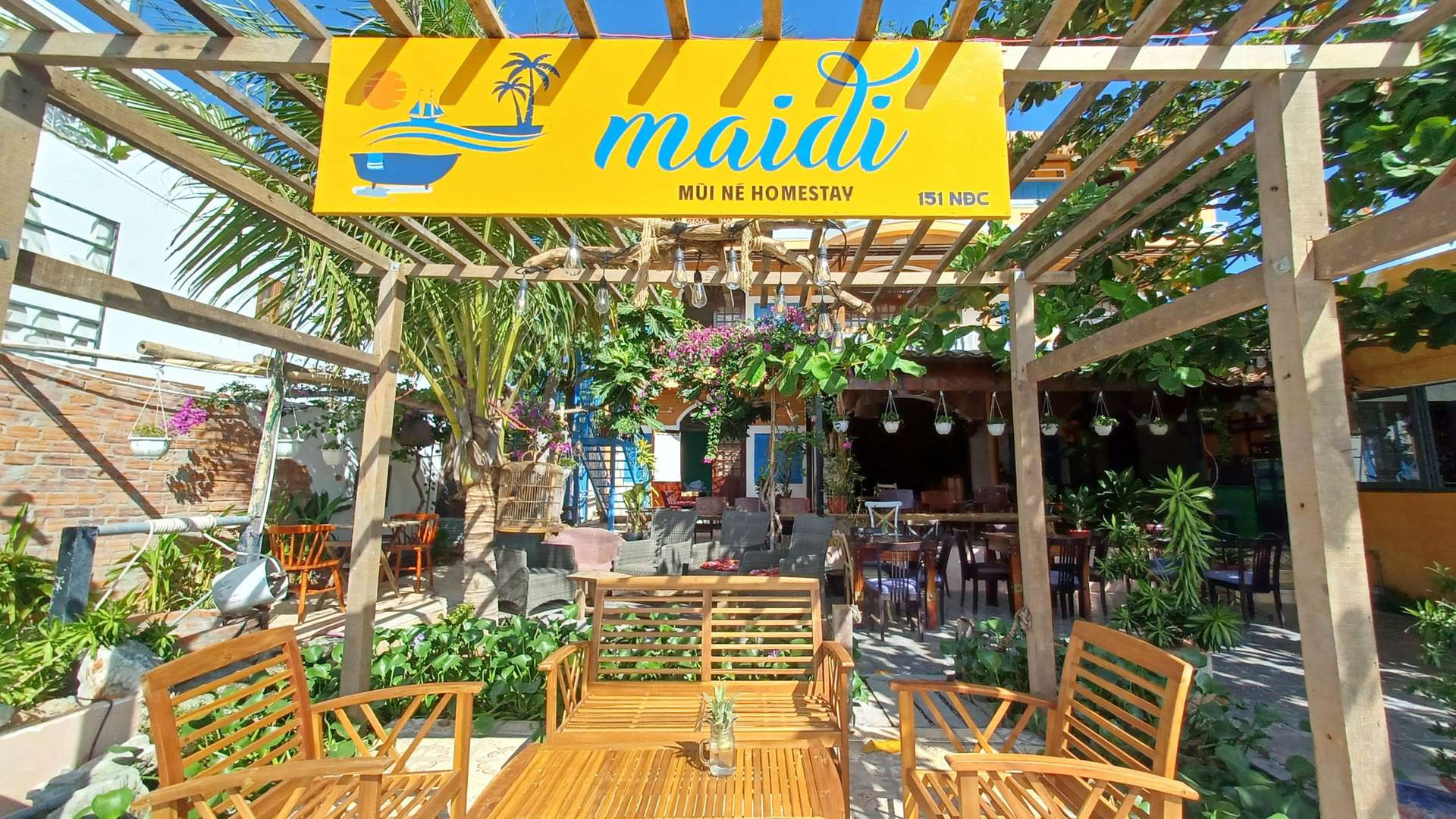 Lối vào xinh đẹp của Maidi Homestay Mui Ne, một homestay ấm cúng gần bãi biển Đồi Dương.