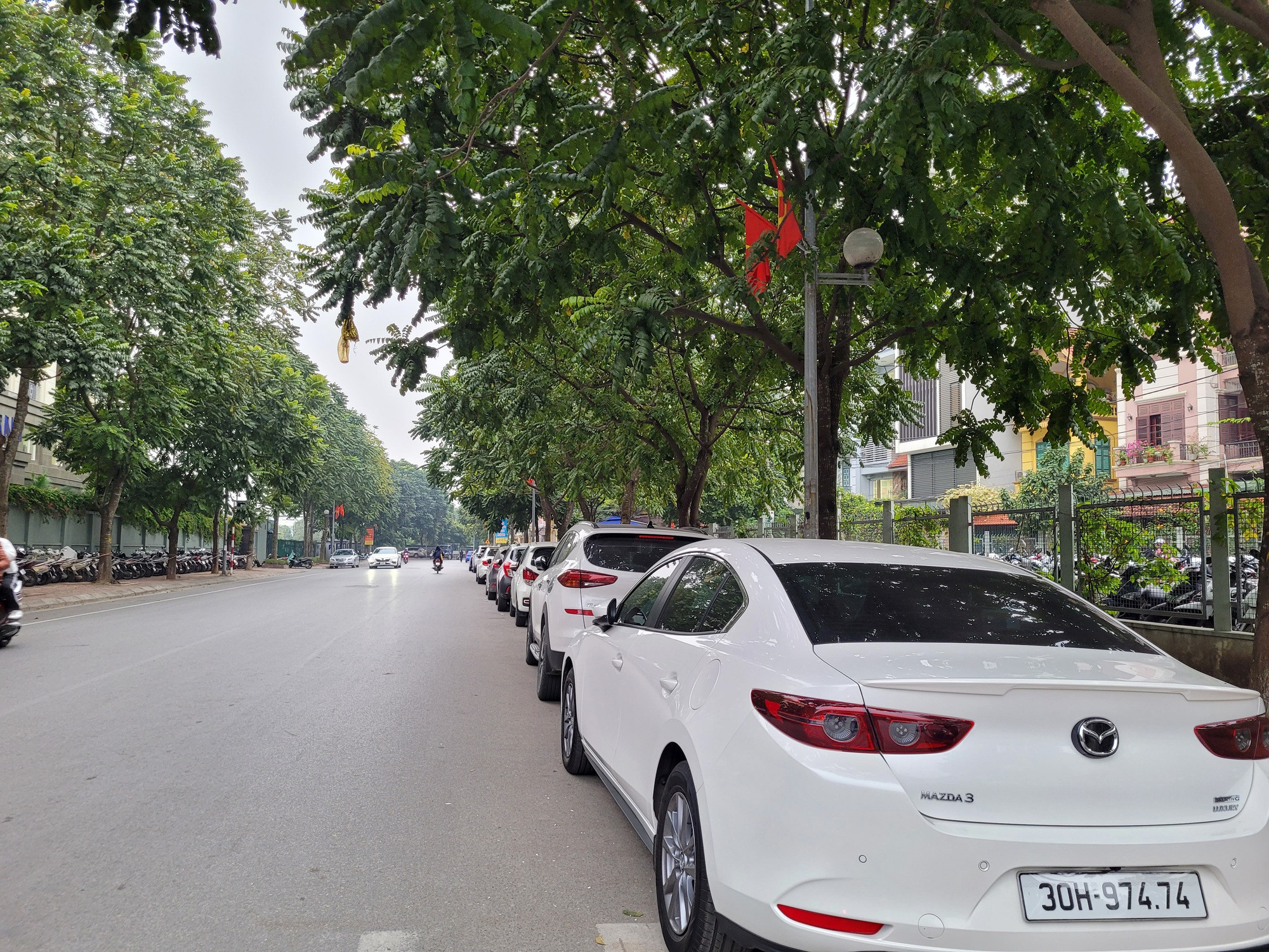 Lòng phố Phú Hựu - đoạn tiếp giáp BVĐK Tâm Anh, Long Biên bị "phủ kín" bởi ô tô