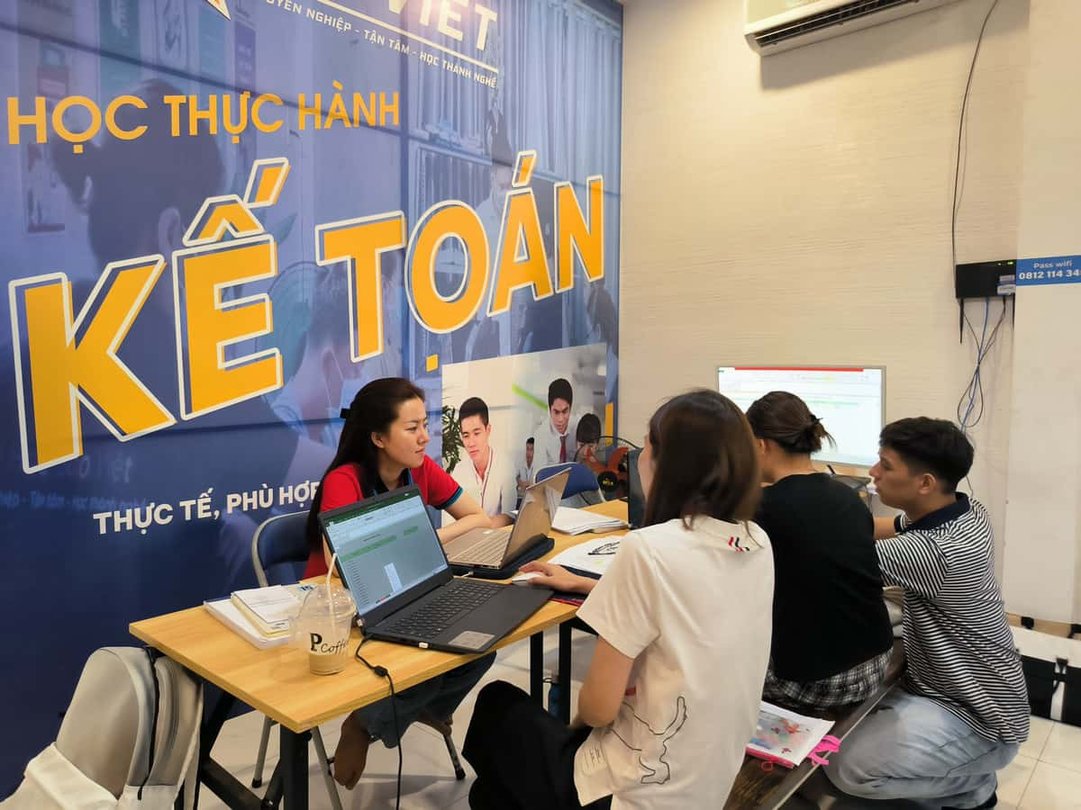 Học viên trong lớp học kế toán của CÔNG TY TNHH KẾ TOÁN SAO VIỆT