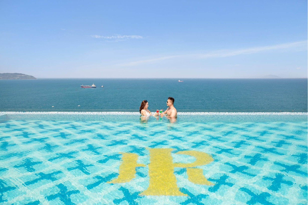 Mandila Beach Hotel Đà Nẵng với bể bơi vô cực trên tầng thượng, cung cấp tầm nhìn toàn cảnh ra biển và thành phố.