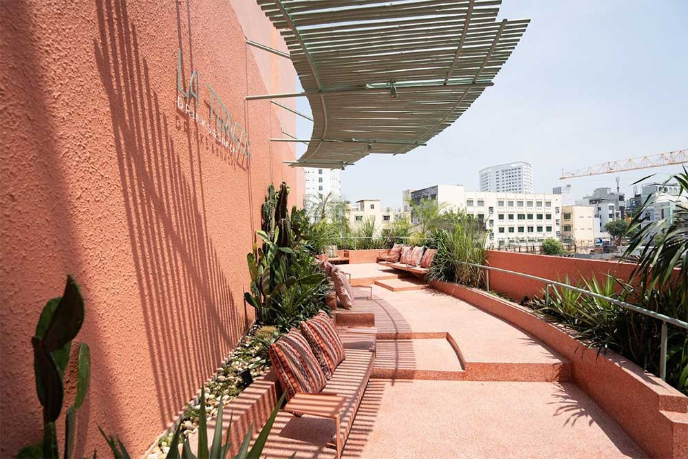 Mặt ngoài của La Memoria Hotel với kiến trúc hiện đại, kết hợp kính và tông màu trầm, tạo vẻ sang trọng và thu hút ánh nhìn tại khách sạn 3 sao quận 1 La Memoria Hotel