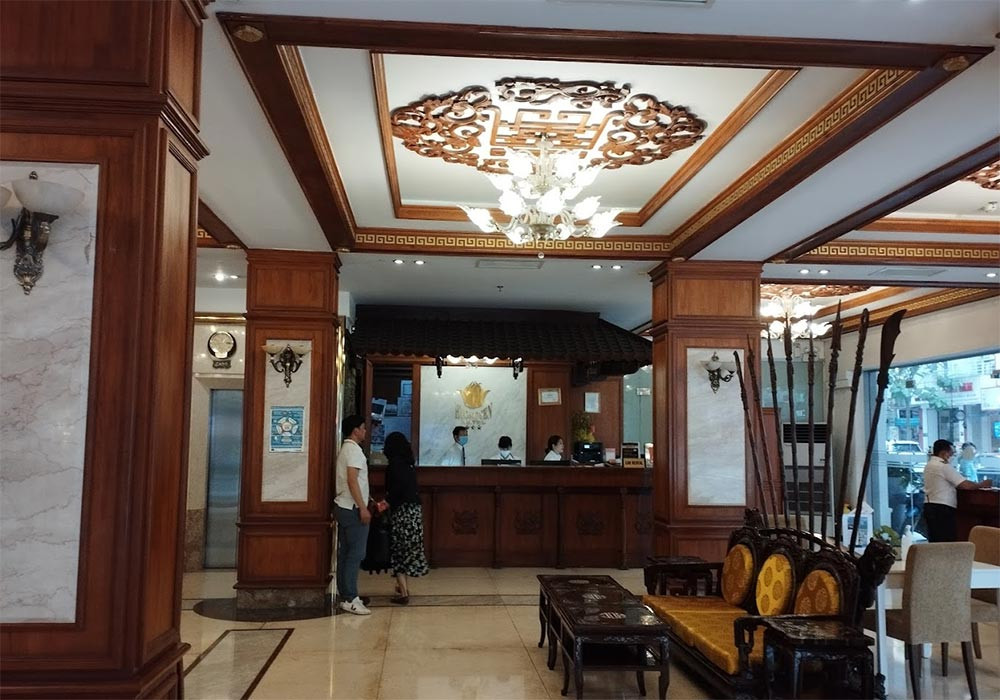 Mặt tiền của Huong Sen Hotel với kiến trúc cổ điển, ban công sắt và biển hiệu nổi bật, tạo nên vẻ đẹp thanh lịch giữa lòng thành phố tại khách sạn 3 sao quận 1 Huong Sen Hotel
