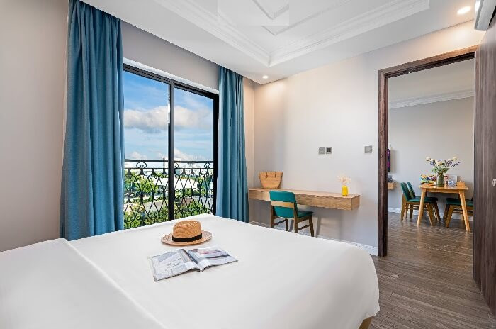 Mặt tiền của Les Hotel &amp; Apartment, một khách sạn đường Phạm Văn Đồng Đà Nẵng với giá cả phải chăng