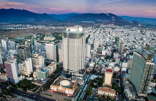 Mặt tiền khách sạn Eastin Grand Nha Trang, một trong Các khách sạn ở nha trang với quy mô lớn và tiện ích đa dạng