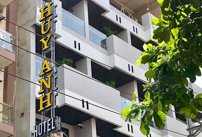 Mặt tiền Khách sạn Huy Anh Sầm Sơn với kiến trúc hiện đại, tọa lạc gần bãi biển