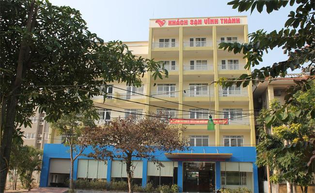 Mặt tiền Khách sạn Vĩnh Thành Cửa Lò với kiến trúc hiện đại, tọa lạc gần bãi biển trung tâm
