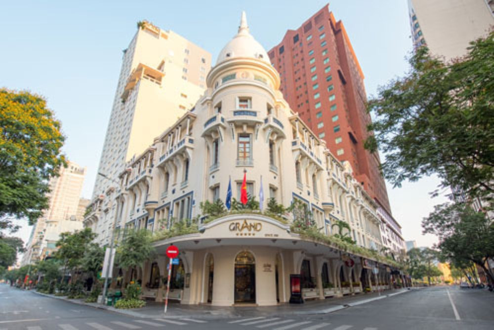 Mặt tiền kiến trúc Pháp cổ điển của Grand Sài Gòn, thể hiện nét đẹp vượt thời gian của khách sạn 5 sao ở Sài Gòn này.