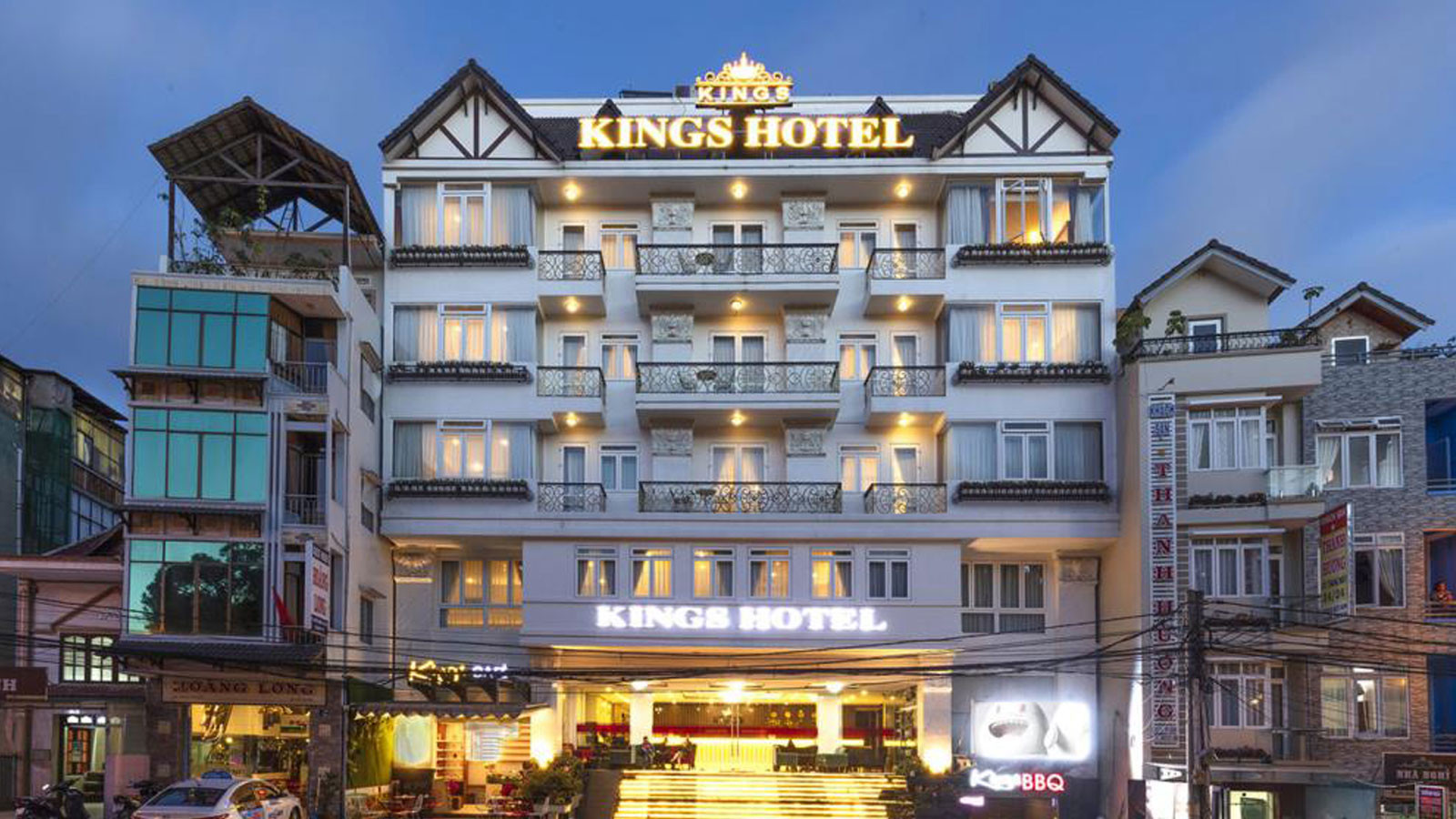 Mặt tiền sang trọng của Kings Đà Lạt Hotel, một lựa chọn khách sạn 4 sao tại Đà Lạt