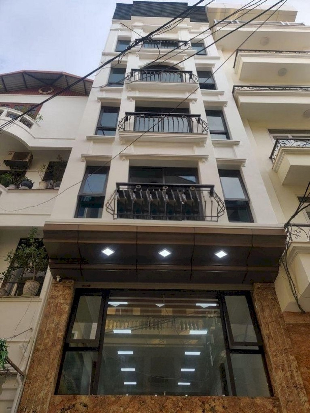 Mặt tiền tòa nhà 8 tầng kinh doanh view vườn hoa Trần Quang Diệu, Đống Đa
