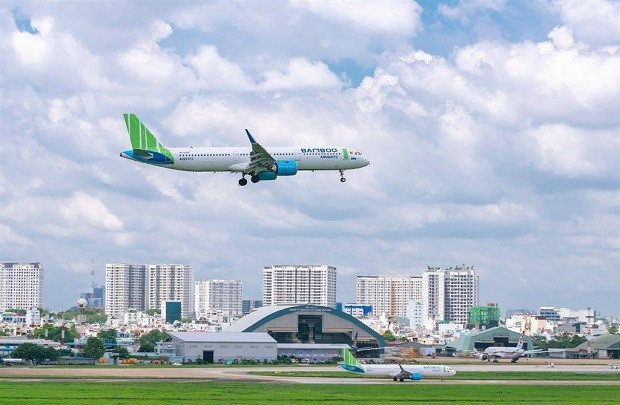 Máy bay sẵn sàng cất cánh, biểu tượng của sự khởi đầu chuyến đi tiết kiệm với combo vé máy bay và khách sạn