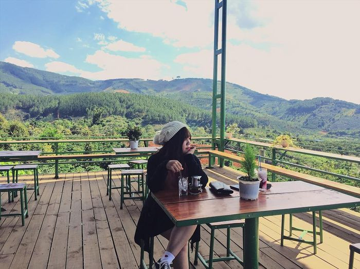 Mê Linh Coffee Garden với khung cảnh đồi cà phê xanh ngút ngàn