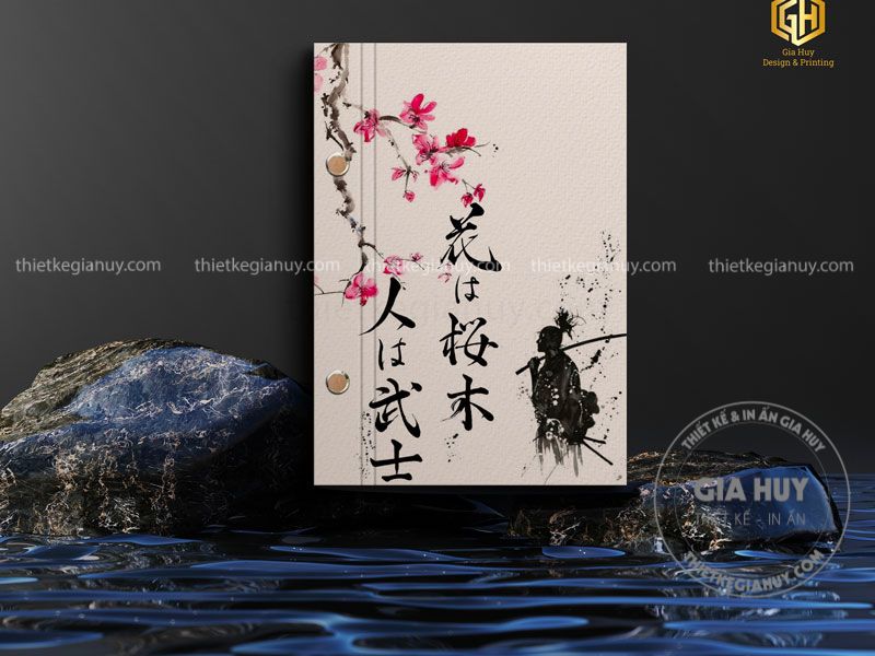 Bìa menu nhà hàng Nhật sử dụng hình ảnh cành hoa anh đào và một võ sĩ samurai, kết hợp với thư pháp Nhật