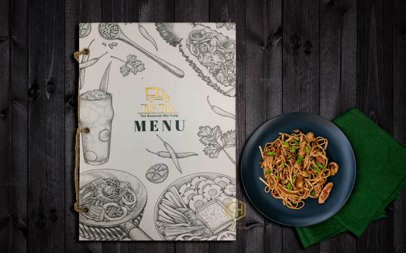 Mẫu menu nhà hàng Thái Lan kết hợp giữa nền giấy màu be cổ điển với họa tiết vẽ tay, gáy cột dây độc đáo