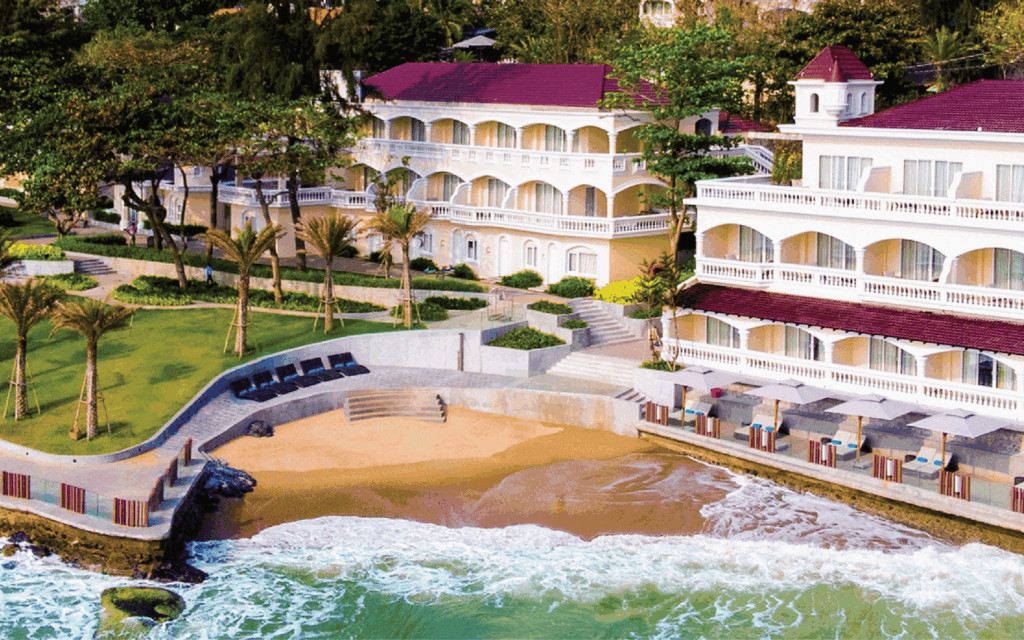 Mercure Vung Tau Hotel với kiến trúc Địa Trung Hải và hồ bơi vô cực nhìn ra biển