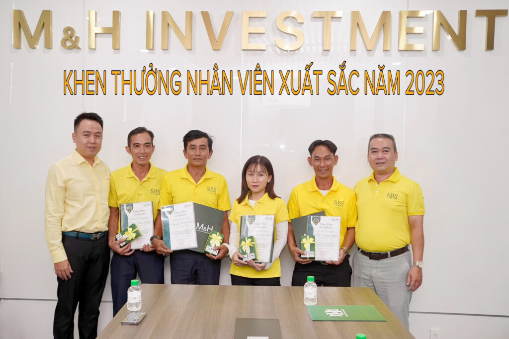 Ban lãnh đạo công ty tnhh đầu tư m&amp;h trao giải thưởng cho các cá nhân có thành tích xuất sắc năm 2023