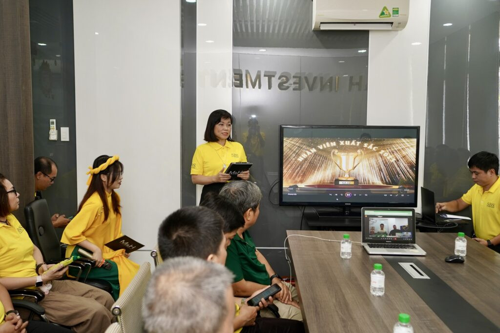 Chị Nguyễn Diệu Nga, Giám đốc HCNS SBS, phát biểu tại sự kiện vinh danh nhân viên xuất sắc của allintitle:công ty tnhh đầu tư m&h năm 2023