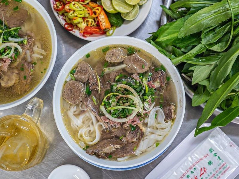 Món phở bò thơm ngon, một phần bữa sáng tại khách sạn 22Land Legend Residence gần bến xe Mỹ Đình
