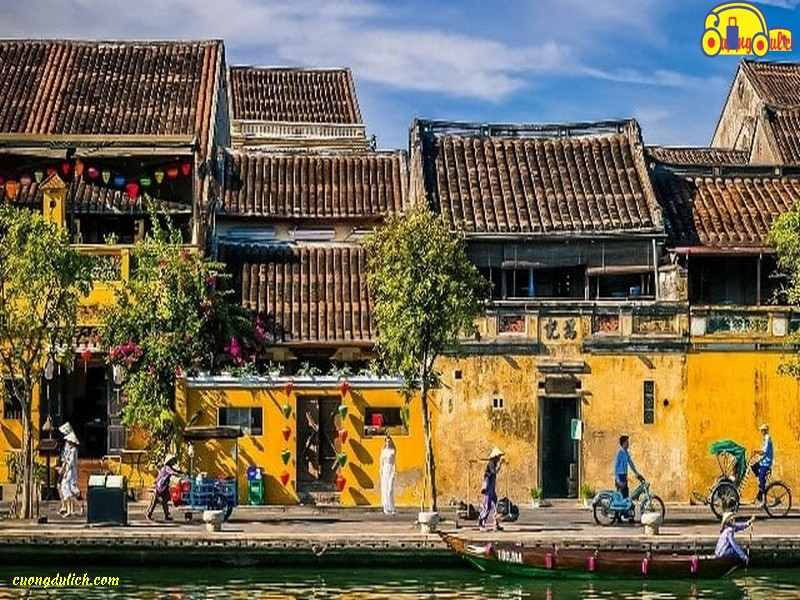 Một con hẻm nhỏ với kiến trúc cổ kính đặc trưng của phố cổ Hội An, gần các khách sạn Hội An 3 sao.