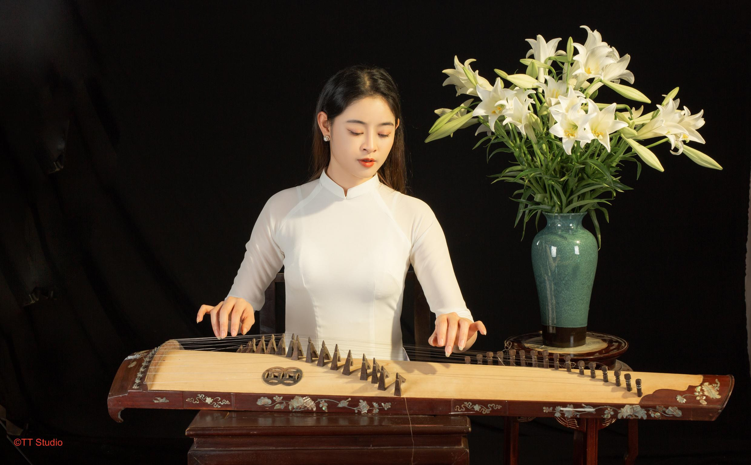 Một góc lãng mạn với hoa loa kèn trắng trong không gian studio