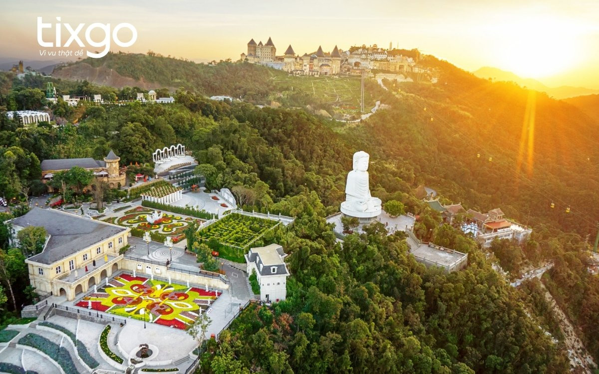 Một góc vườn hoa Bà Nà Hills nhìn từ trên cao, thể hiện kiến trúc Le Jardin D’Amour
