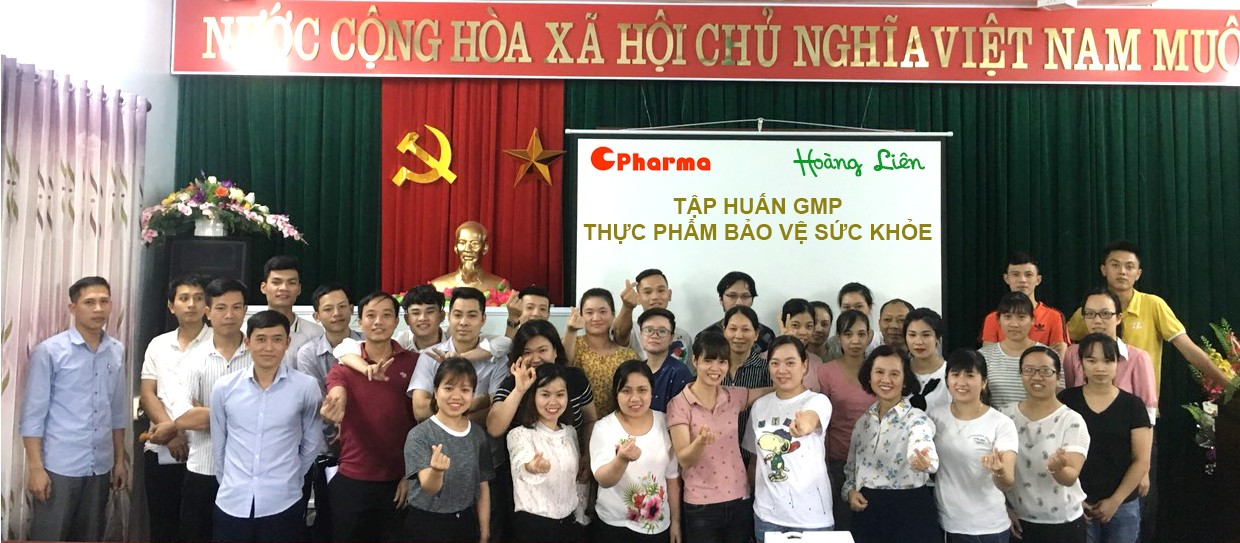 Một nhóm chuyên gia dược phẩm đang làm việc trong phòng thí nghiệm