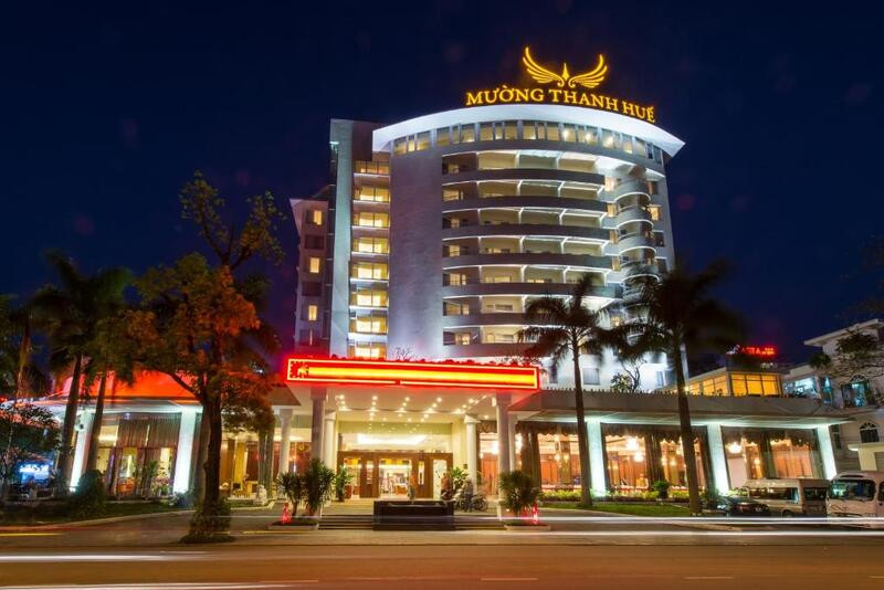 Mường Thanh Holiday Huế nhìn từ bên ngoài, toạ lạc bên bờ sông Hương