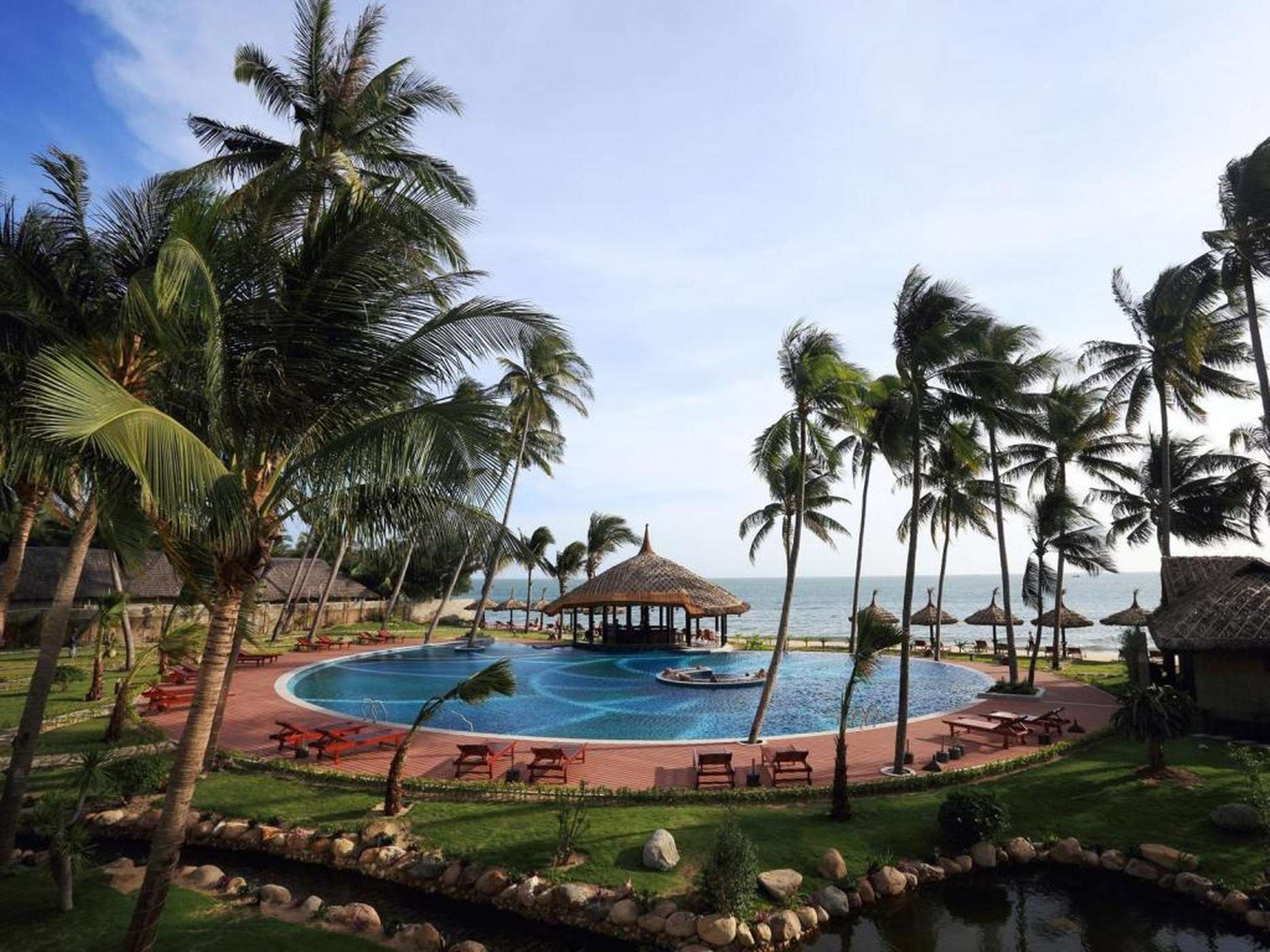 Mường Thanh Holiday Mui Ne Hotel - Khu sân vườn view biển với hồ bơi lớn, tạo không gian thư giãn lý tưởng tại Mường Thanh Holiday Mui Ne Hotel, một trong những khách sạn Phan Thiết hàng đầu