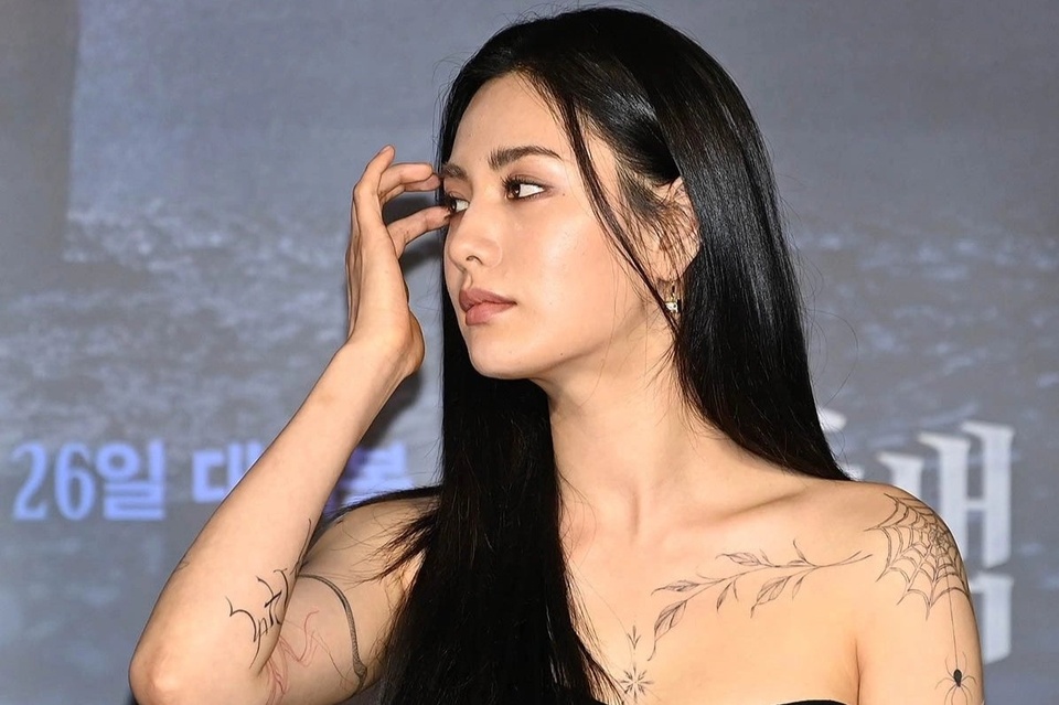 Nữ ca sĩ, diễn viên Nana với hình xăm trên cơ thể, biểu tượng cho sự thay đổi trong văn hóa xăm hình Hàn Quốc
