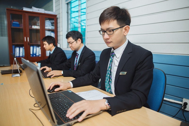 Hình ảnh đội ngũ nhân sự chuyên nghiệp của Công ty TNHH Thương mại và Dịch vụ Đông Á, thể hiện năng lực và sự tận tâm trong lĩnh vực kinh doanh vật liệu xây dựng.
