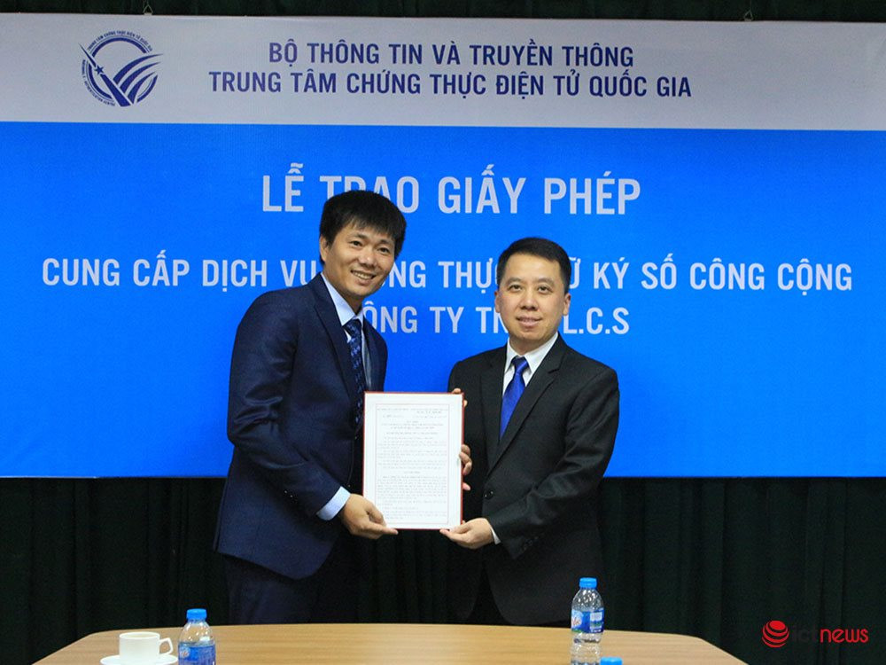 Giám đốc Trung tâm Chứng thực điện tử quốc gia Lã Hoàng Trung trao Giấy phép cung cấp dịch vụ chứng thực chữ ký số công cộng cho Giám đốc Công ty TNHH L.C.S, Ông Hoàng Mạnh Toàn, một đại diện tiêu biểu của CÔNG TY TNHH KỸ THUẬT CHỮ KÝ SỐ VIỆT NAM