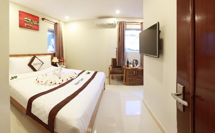 New Sky Hotel, một điểm dừng chân lý tưởng trên đường Hồ Nghinh, cách biển chỉ 300m.