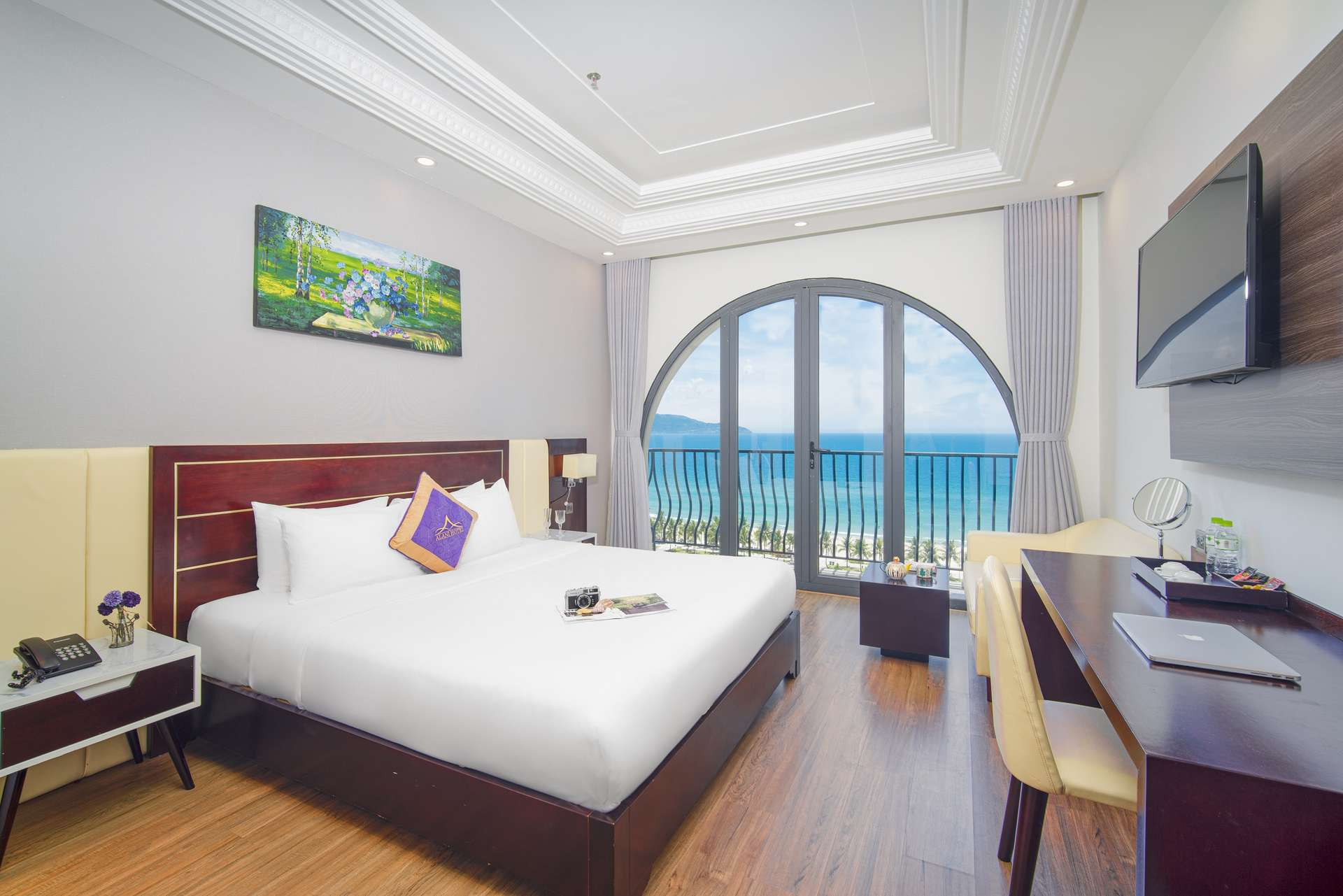 Ngắm nhìn bãi biển từ phòng ngủ tại Khách sạn Alani &amp; Spa