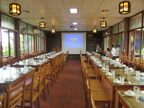Nhà hàng có máy lạnh của Khách sạn Vĩnh Thành Cửa Lò, phục vụ các món ăn đặc sản biển tươi ngon trong không gian sang trọng