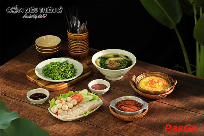 Toàn cảnh không gian ấm cúng tại Cơm Niêu Thiên Lý, nơi phục vụ menu cơm niêu Thiên Lý đa dạng.
