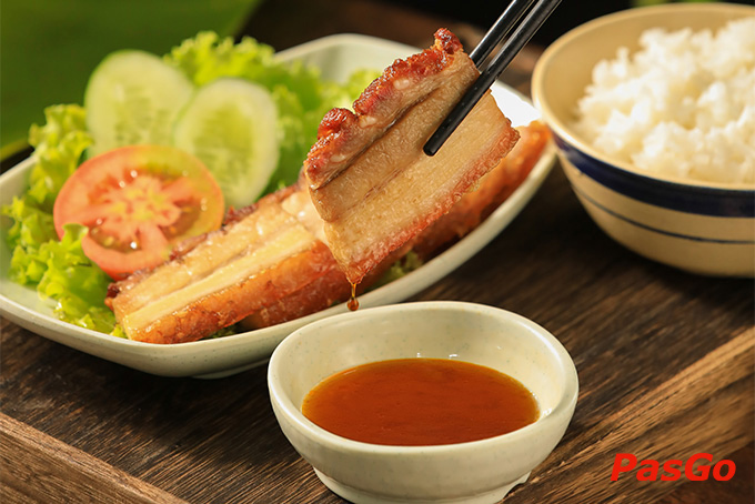 Cơm cháy giòn rụm kết hợp với các món ăn mặn trong menu cơm niêu Thiên Lý.