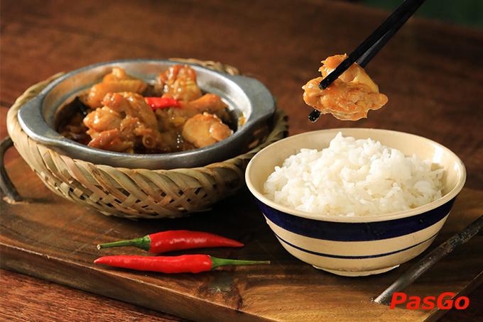 Bàn tiệc thịnh soạn với các món ăn trong menu cơm niêu Thiên Lý.