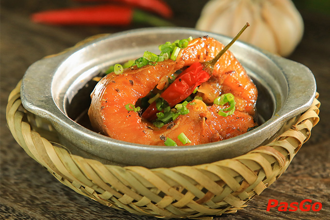 Cận cảnh các món ăn được bài trí đẹp mắt trong menu cơm niêu Thiên Lý.