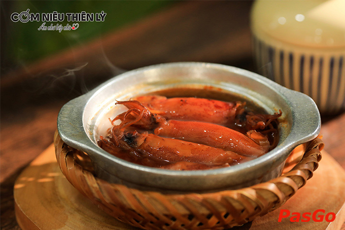 Một góc bàn ăn với các món ngon từ menu cơm niêu Thiên Lý.